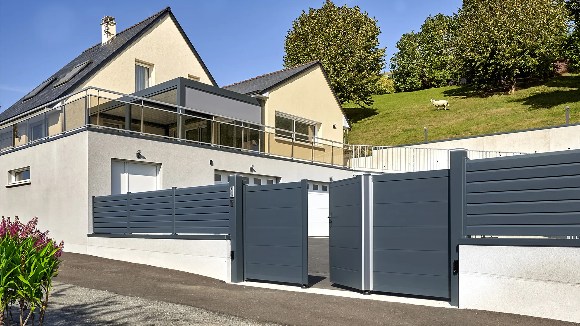 2m Mauges Menuiserie Menuisier Cholet Votre Maison Avec Un Portail Robuste Et Raffine